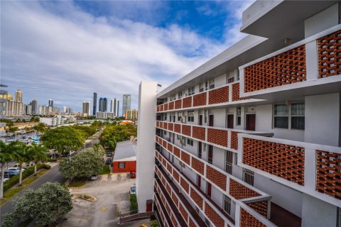 Снять в аренду кондоминиум в Норт-Майами-Бич, Флорида 1 спальня, 80.36м2, № 1989544 - фото 14