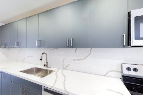 Снять в аренду кондоминиум в Норт-Майами-Бич, Флорида 1 спальня, 80.36м2, № 1989544 - фото 2