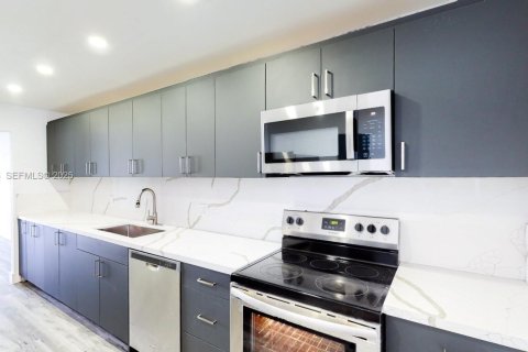 Снять в аренду кондоминиум в Норт-Майами-Бич, Флорида 1 спальня, 80.36м2, № 1989544 - фото 1