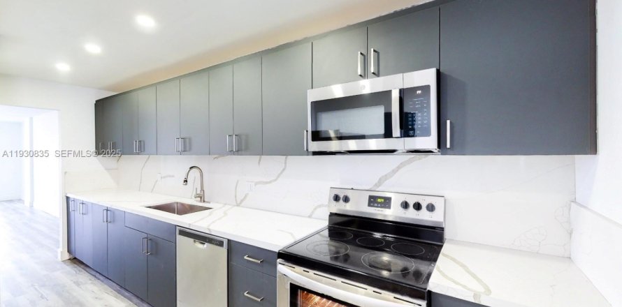 Кондоминиум с 1 спальней в Норт-Майами-Бич, Флорида № 1989544