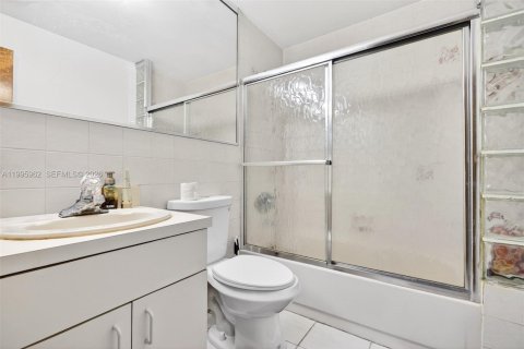 Townhouse in Miami, Florida 4 bedrooms, 184.6 sq.m. № 2059440 - photo 17