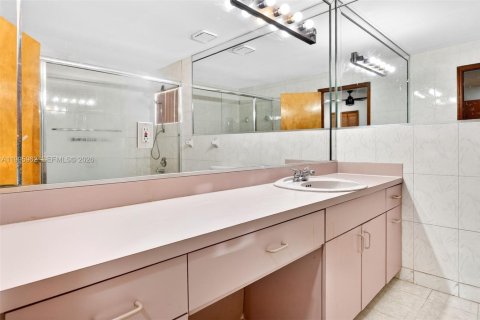 Townhouse in Miami, Florida 4 bedrooms, 184.6 sq.m. № 2059440 - photo 14