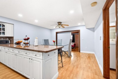 Townhouse in Miami, Florida 4 bedrooms, 184.6 sq.m. № 2059440 - photo 6