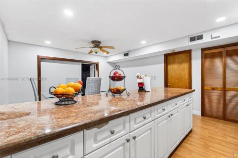 Townhouse in Miami, Florida 4 bedrooms, 184.6 sq.m. № 2059440 - photo 5