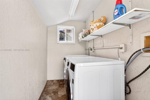 Townhouse in Miami, Florida 4 bedrooms, 184.6 sq.m. № 2059440 - photo 23