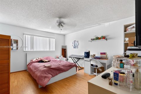 Townhouse in Miami, Florida 4 bedrooms, 184.6 sq.m. № 2059440 - photo 15