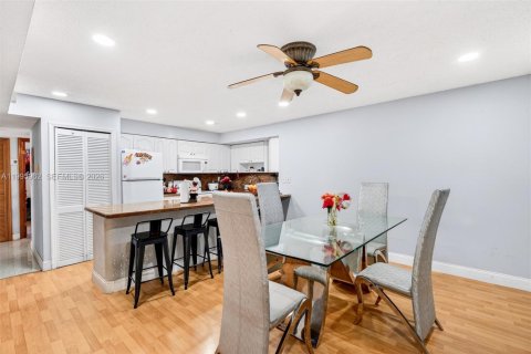 Townhouse in Miami, Florida 4 bedrooms, 184.6 sq.m. № 2059440 - photo 9