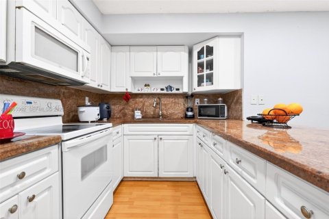 Townhouse in Miami, Florida 4 bedrooms, 184.6 sq.m. № 2059440 - photo 7