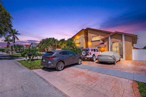Townhouse in Miami, Florida 4 bedrooms, 184.6 sq.m. № 2059440