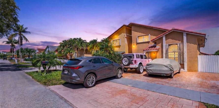 Townhouse in Miami, Florida 4 bedrooms, 184.6 sq.m. № 2059440