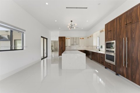 Купить виллу или дом в Майами, Флорида 6 спален, 543.48м2, № 2009606 - фото 15