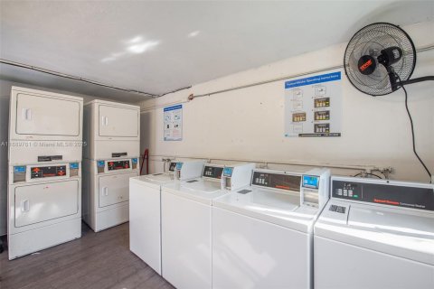 Apartamento en alquiler en Hialeah, Florida, 1 dormitorio, 2297.66 m2 № 1939179 - foto 13