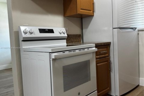 Apartamento en alquiler en Hialeah, Florida, 1 dormitorio, 2297.66 m2 № 1939179 - foto 4