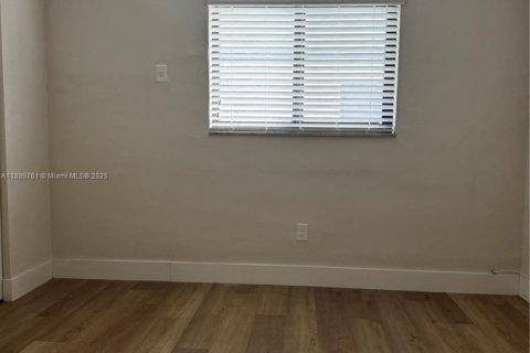 Apartamento en alquiler en Hialeah, Florida, 1 dormitorio, 2297.66 m2 № 1939179 - foto 7