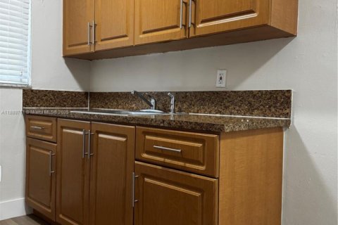 Apartamento en alquiler en Hialeah, Florida, 1 dormitorio, 2297.66 m2 № 1939179 - foto 5