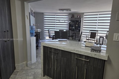 Купить кондоминиум в Майами-Бич, Флорида 2 спальни, 126.35м2, № 1983626 - фото 30