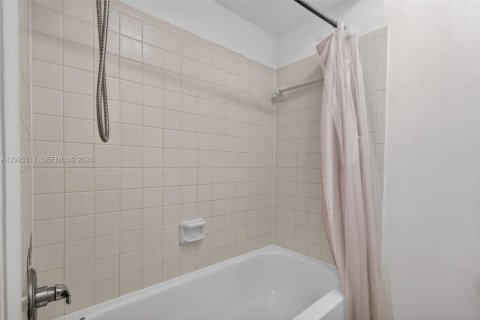 Townhouse in Palm Beach Gardens, Florida 2 bedrooms, 107.49 sq.m. № 2392092 - photo 25