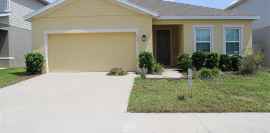 House in Land O' Lakes, Florida 3 bedrooms, 171.87 sq.m. № 2259326
