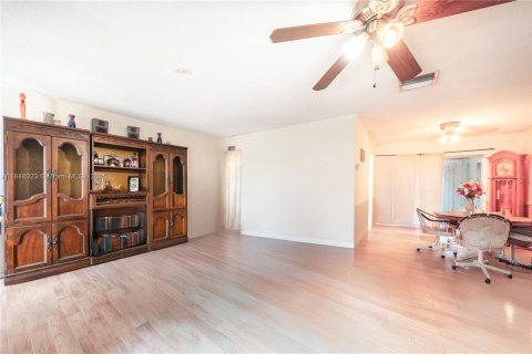 Villa ou maison à vendre à Tamarac, Floride: 2 chambres, 146.69 m2 № 1980217 - photo 3