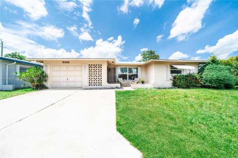 Villa ou maison à vendre à Tamarac, Floride: 2 chambres, 146.69 m2 № 1980217 - photo 2