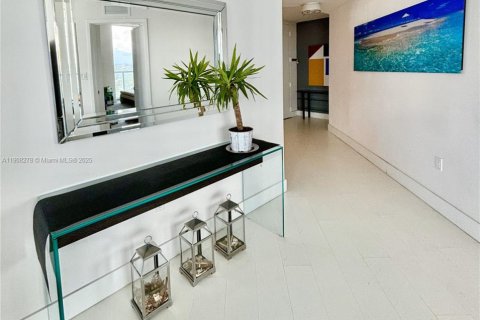 Condo in Miami, Florida, 3 bedrooms № 1964161 - photo 1