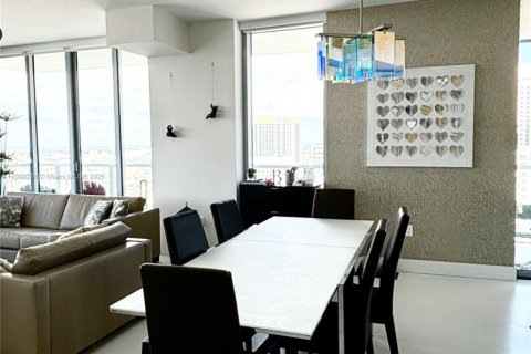 Condo in Miami, Florida, 3 bedrooms № 1964161 - photo 2