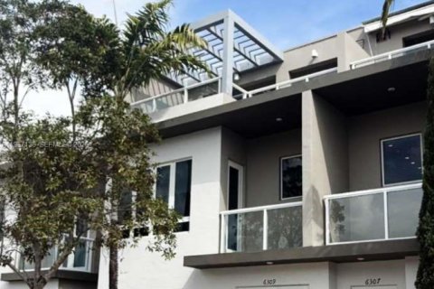 Adosado en LANDMARK en Doral, Florida 3 dormitorios, 204.38 m2 № 2029566