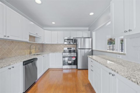 House in Saint Petersburg, Florida 3 bedrooms, 115.94 sq.m. № 1608823 - photo 8