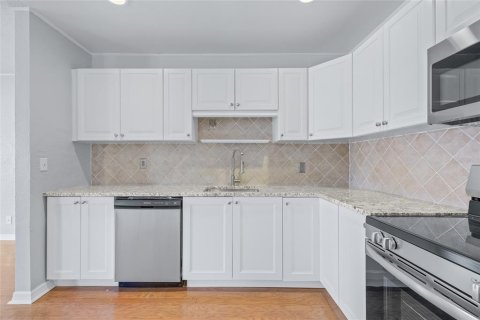 House in Saint Petersburg, Florida 3 bedrooms, 115.94 sq.m. № 1608823 - photo 9