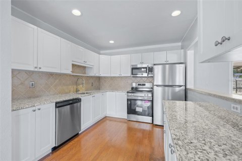 House in Saint Petersburg, Florida 3 bedrooms, 115.94 sq.m. № 1608823 - photo 7