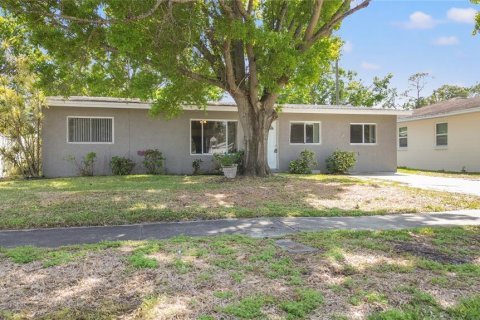 House in Saint Petersburg, Florida 3 bedrooms, 115.94 sq.m. № 1608823 - photo 1