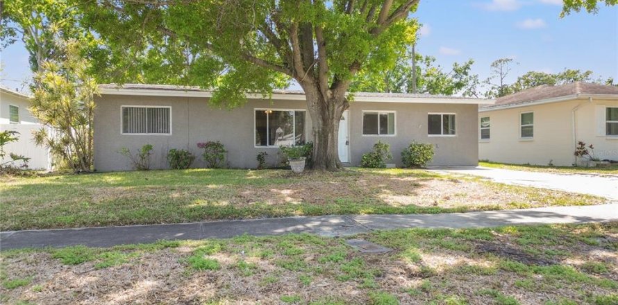 House in Saint Petersburg, Florida 3 bedrooms, 115.94 sq.m. № 1608823