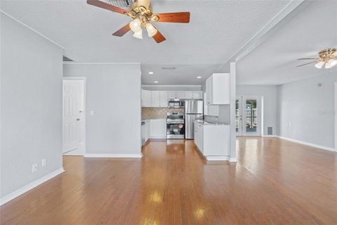 House in Saint Petersburg, Florida 3 bedrooms, 115.94 sq.m. № 1608823 - photo 6