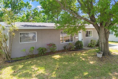 House in Saint Petersburg, Florida 3 bedrooms, 115.94 sq.m. № 1608823 - photo 2