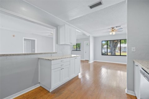 House in Saint Petersburg, Florida 3 bedrooms, 115.94 sq.m. № 1608823 - photo 10