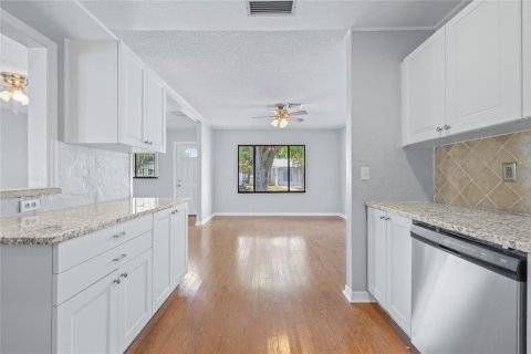 House in Saint Petersburg, Florida 3 bedrooms, 115.94 sq.m. № 1608823 - photo 11