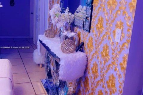House in Hollywood, Florida 4 bedrooms, 106.47 sq.m. № 1849077 - photo 1