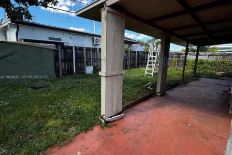 Villa ou maison à louer à Hialeah, Floride: 2 chambres, 161.65 m2 № 1982966 - photo 4