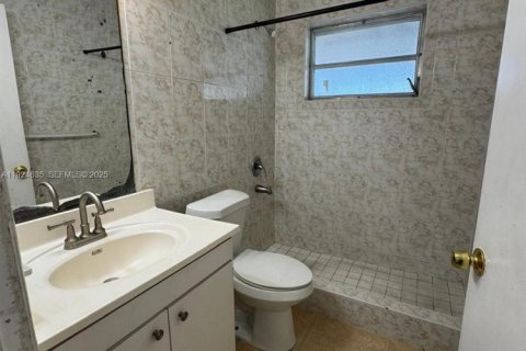 Villa ou maison à louer à Hialeah, Floride: 2 chambres, 161.65 m2 № 1982966 - photo 7