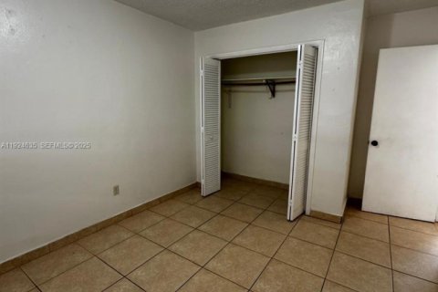 Villa ou maison à louer à Hialeah, Floride: 2 chambres, 161.65 m2 № 1982966 - photo 9