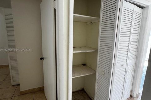 Villa ou maison à louer à Hialeah, Floride: 2 chambres, 161.65 m2 № 1982966 - photo 8