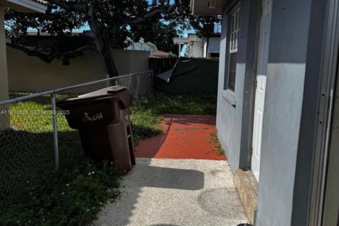 Villa ou maison à louer à Hialeah, Floride: 2 chambres, 161.65 m2 № 1982966 - photo 2