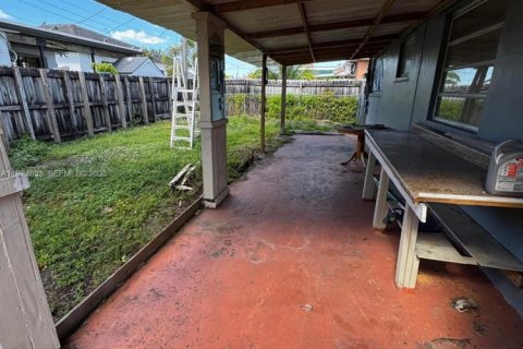Villa ou maison à louer à Hialeah, Floride: 2 chambres, 161.65 m2 № 1982966 - photo 12