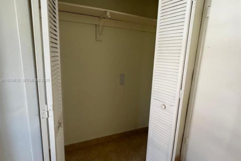 Villa ou maison à louer à Hialeah, Floride: 2 chambres, 161.65 m2 № 1982966 - photo 11