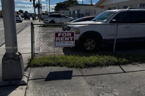 Villa ou maison à louer à Hialeah, Floride: 2 chambres, 161.65 m2 № 1982966 - photo 13