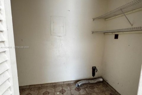 Villa ou maison à louer à Hialeah, Floride: 2 chambres, 161.65 m2 № 1982966 - photo 1