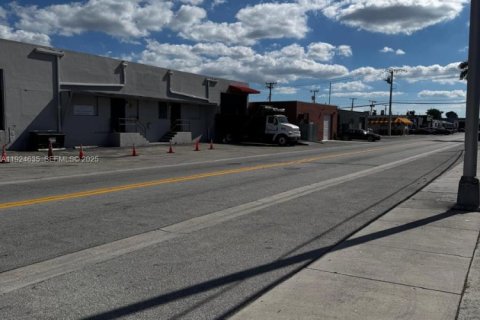 Villa ou maison à louer à Hialeah, Floride: 2 chambres, 161.65 m2 № 1982966 - photo 6