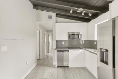 House in North Miami Beach, Florida 3 bedrooms, 87.51 sq.m. № 1497215 - photo 29