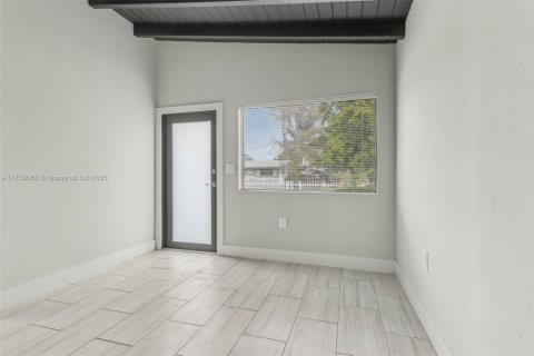 House in North Miami Beach, Florida 3 bedrooms, 87.51 sq.m. № 1497215 - photo 8