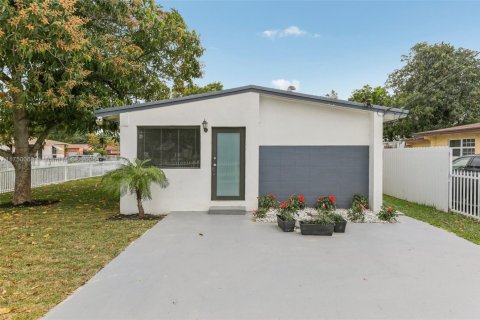 House in North Miami Beach, Florida 3 bedrooms, 87.51 sq.m. № 1497215 - photo 1
